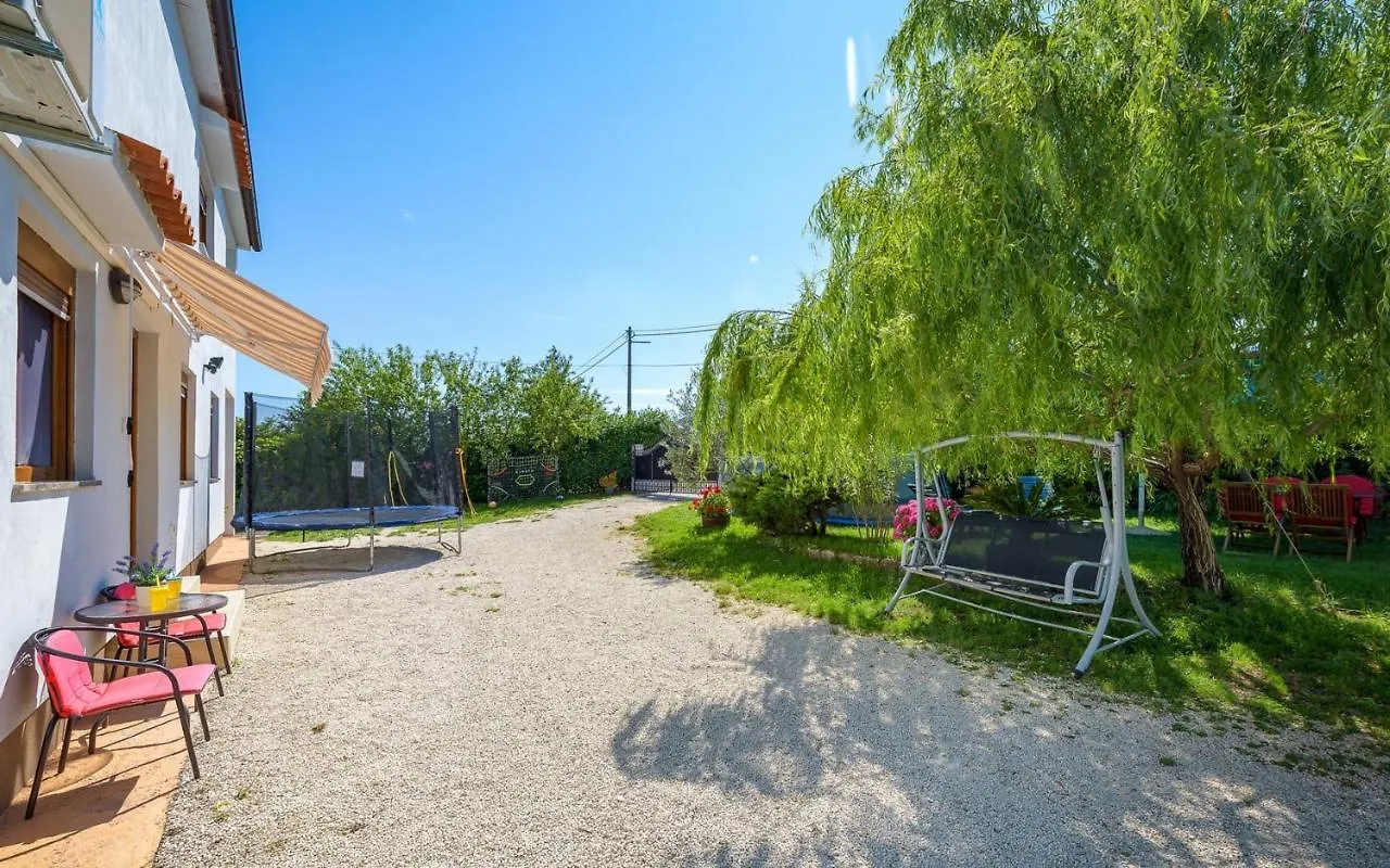 The Willow Garden Apartment House Marčana Πανσιόν