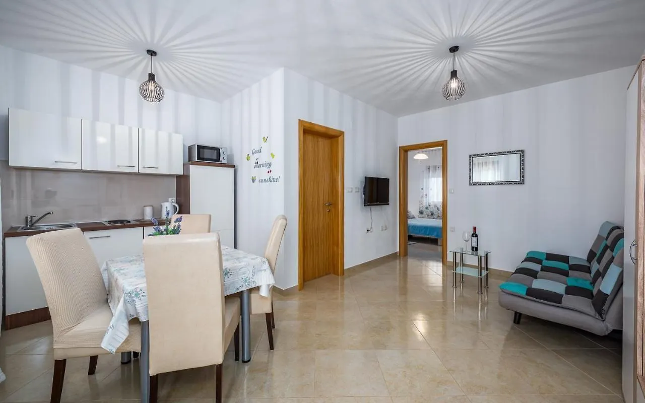 The Willow Garden Apartment House Marčana Πανσιόν